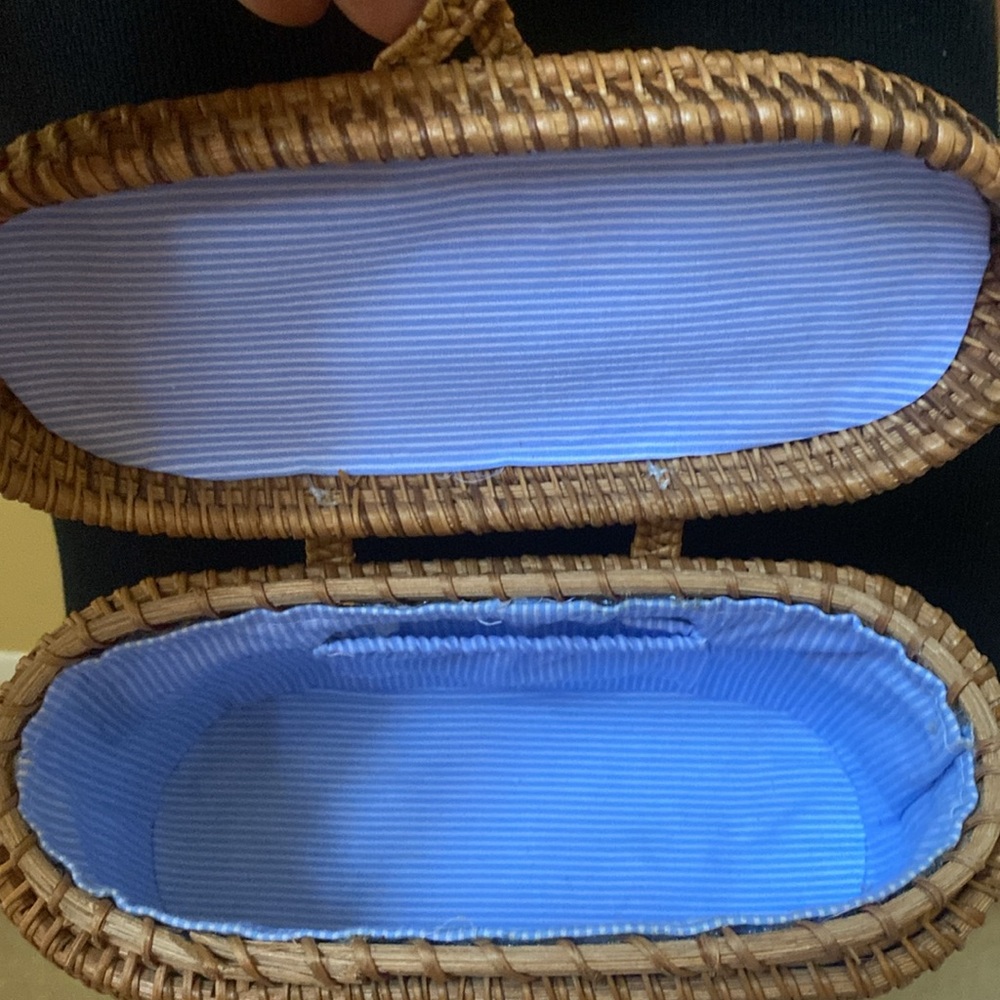 Wicker Crossbody Bag with toggle closure Blue interior - Picture 4 of 9